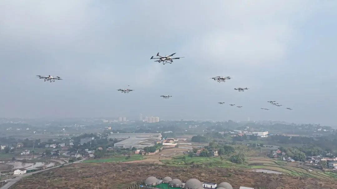 航拍保｜重庆低空经济双突破：百架无人机“压力测试”通关，全球最小工业机“黑刺”量产